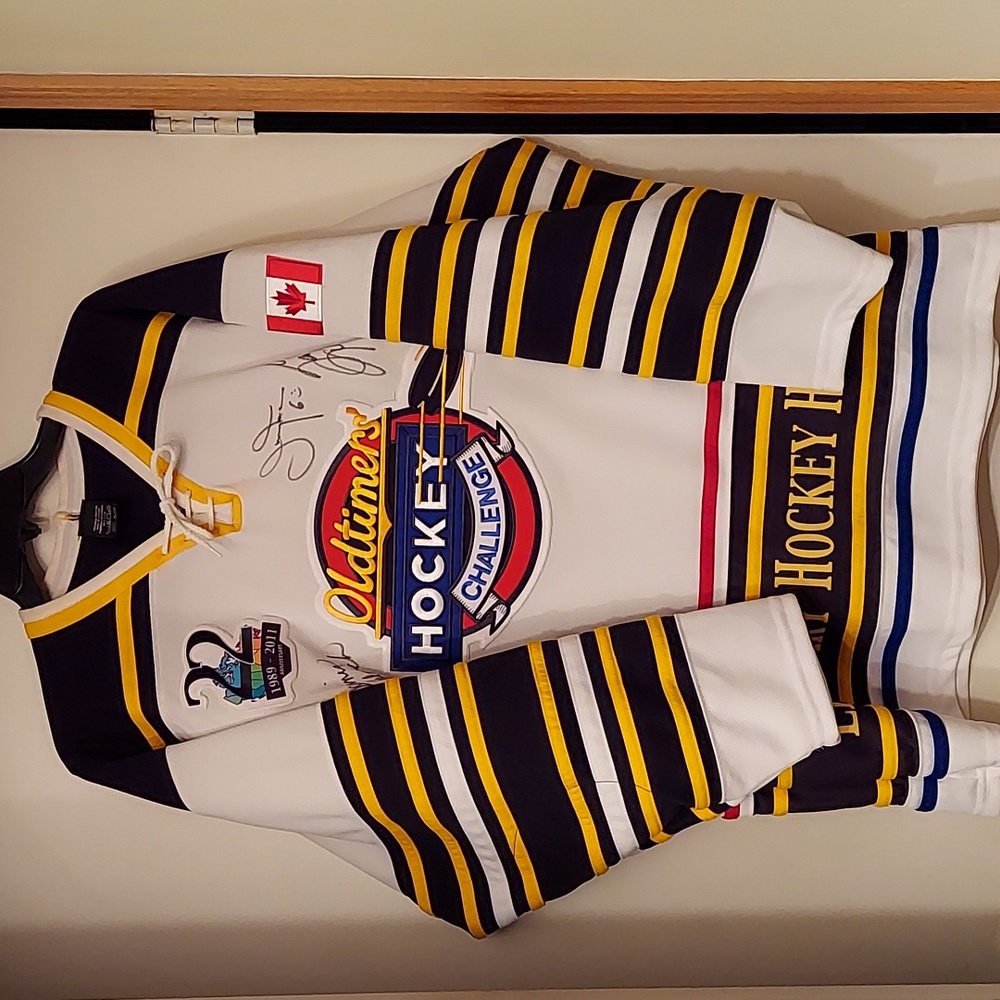 Old Timers Autographed Jersey, size XL, GUC